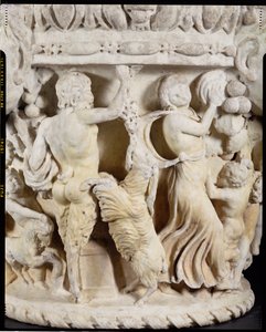 Geschnitztes Säulenkapitell, das Pan zeigt, wie er eine sich aufbäumende Ziege mit einer Traube neckt, und eine Mänade, die mit einem Tamburin den Takt schlägt, italienisch, aus Rom, ca. 180-220 (Detail)