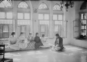 Kinder und Lehrer in einer Samaritanerschule in Nablus, ca. 1920 von . .