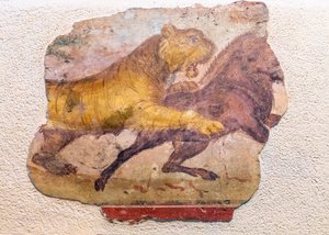 Detail eines römischen Wandgemäldes eines Löwen, der ein Pferd angreift., 2021 (Foto)