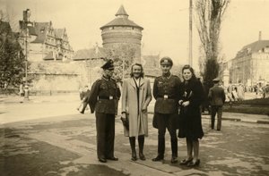 Zweiter Weltkrieg (1939-1945): zwei deutsche Soldaten posieren mit ihrer Gefährtin oder Ehefrau in der Stadt Tours in Frankreich