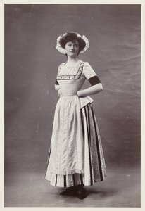 Edwardianisches Porträt, Frau im Kleid des 18. Jahrhunderts
