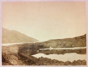 Arktische Expedition (1875-1876) des Kapitäns George Nares (1831-1915): Blick auf Cape Sabine von Port Payer von Frederick (attr. to) Barnard