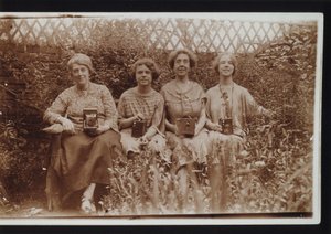 Vier Frauen mit Kodak-Kameras, einschließlich Brownie-Kameras, ca. 1900er