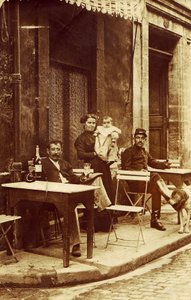 Mann mit einer Flasche Absinth, ca. 1900, auf der Terrasse eines Cafés von Frederick (attr. to) Barnard