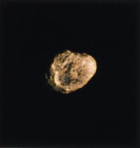 Hyperion, einer der Monde des Saturn, fotografiert von Voyager 2 von Ferdinand Georg Waldmuller