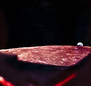 Bemannte Raumfahrt, USA, Apollo, Allgemeiner Erdaufgang über dem Mond von Frederick (attr. to) Barnard