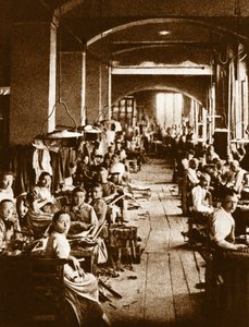 Männer arbeiten in einer Seilfabrik in Turin