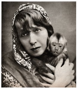 Mistinguett mit einem kleinen Affen von . .