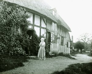 Personen an der Tür eines Cottages