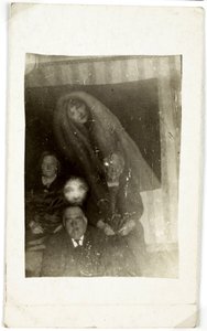Paranormales Phänomen: Porträt von drei alten Personen, der Geist einer Frau, die hinter ihnen erscheint, ca. 1920 (Fotografie von William Hope)
