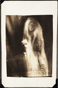Paranormales Phänomen: Porträt eines Mannes und des Geistes seiner Frau, die hinter ihm erscheint, ca. 1920 (Fotografie von William Hope) von Frederick (attr. to) Barnard