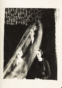 Paranormales Phänomen: Porträt einer Frau und zweier Männer, und der Geist einer Frau, die hinter ihnen erscheint, ca. 1920 (Fotografie von William Hope)