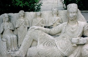 Relief, das eine palmyrische Familie darstellt, wahrscheinlich ca. 10.-8. Jahrhundert v. Chr. von Hippolyte Lalaise Devéria
