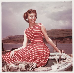 Frau im Sommerkleid, ca. 1950er Jahre