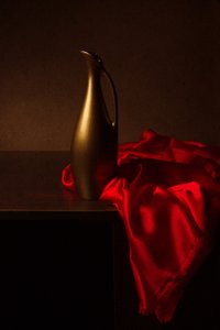 Goldener Krug roter Vorhang von magnola