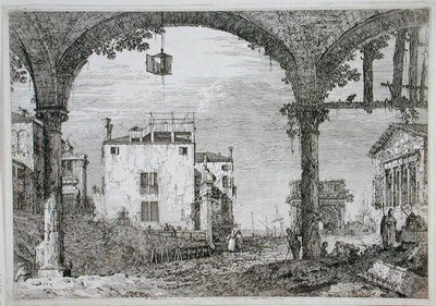 Ansicht durch eine Arkade auf Küstengebäude von Canaletto