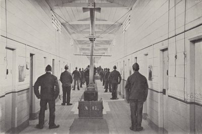 Eine Musterung von Hooligans, Borstal-Gefängnis von (after) English photographer