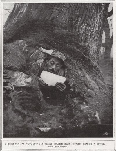 Ein Peter-Pan-ähnlicher "Dug-out", ein französischer Soldat in der Nähe von Monastir, der einen Brief liest von (after) English photographer