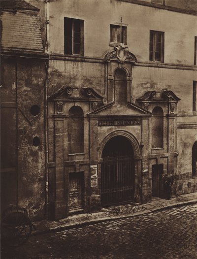 Eingang zum Hospiz der Haushalte, Rue de Sevres im Jahr 1868 (s/w Foto) von (after) French Photographer