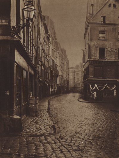 Die Rue Saint-Honoré, aufgenommen von der Kreuzung der Rue de la Lingerie und der Rue des Déchargeurs von (after) French Photographer