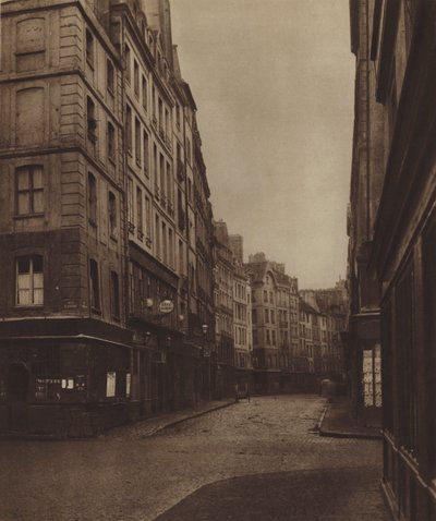 Die Rue de la Ferronnerie, von der Rue de la Reynie aus gesehen, der Anfang der Straße existiert noch von (after) French Photographer