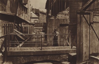 Die Ufer der Bievre am unteren Ende der Rue des Gobelins von (after) French Photographer