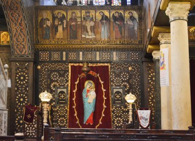Innenraum der Hängenden Kirche in Alt-Kairo, historische koptisch-orthodoxe Kirche mit Ikonen und hölzerner Ikonostase von Albert Mansour