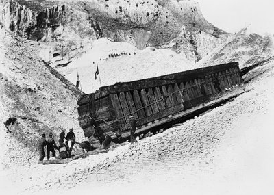 Apuanische Alpen (Carrara). Monolithen werden auf Schlitten in den Steinbrüchen transportiert (s/w Foto) von A. Corsini