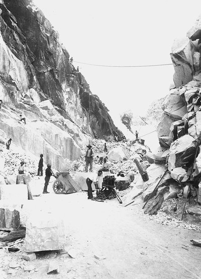 Bagger bei der Arbeit in einem Marmorsteinbruch in den Apuanischen Alpen, Toskana von A. Corsini