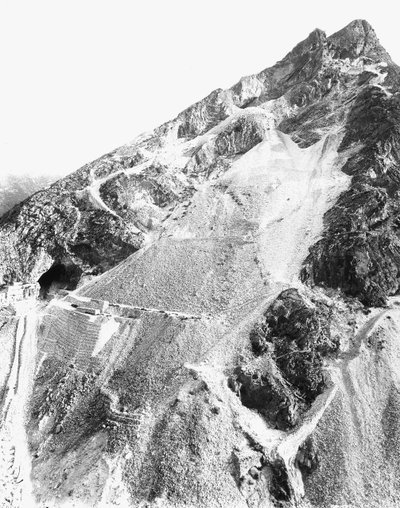 Die Klippen eines Marmorbruchs in den Apuanischen Alpen von A. Corsini