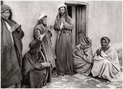 Ein Mullah lehrt einem jungen Mann ein Gebet, Irak, 1925 von A. Kerim