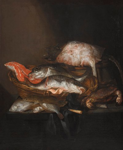 Stillleben mit einem Rochen auf einem Fass, einem Lachssteak, einem Zander und einem Kohlfisch in einem Korb, mit Flundern, einem Messer und einer Krabbe auf einem drapierten Tisch von Abraham van Beijeren