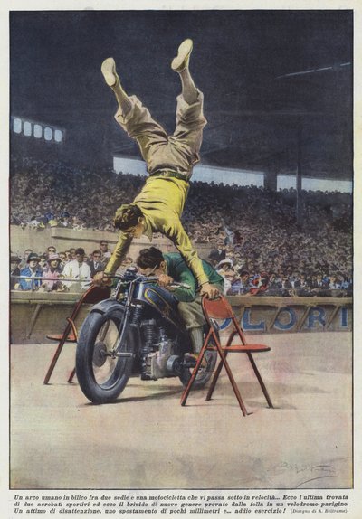 Ein menschlicher Bogen balanciert zwischen zwei Stühlen, während ein Motorrad darunter hindurchfährt von Achille Beltrame