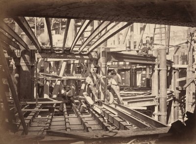 Arbeiter auf Trägern des Auditoriums, Neue Pariser Oper, ca. 1867 von Achille Delmaet