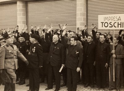Die Bauarbeiter der Firma Mauro Toschi fu Ulisse grüßen den Duce Benito Mussolini während der Einweihung der Gebäude des Königlichen Flughafens "Fausto Fish" in Bologna, 24/10/1936 von Achille Villani
