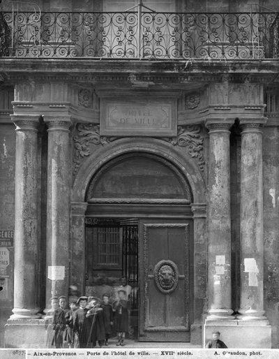 Gruppe von Schuljungen, die das Hôtel de Ville verlassen, ca. 1890-99 von Adolphe Giraudon