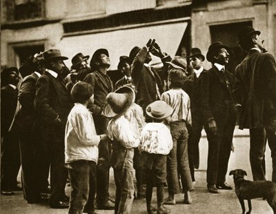 Eine Straßenmenge in Mexiko-Stadt beobachtet den Halleyschen Kometen, April 1910 von Agustin Victor Casasola