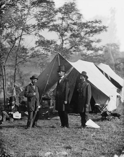 Abraham Lincoln mit Allan Pinkerton und Generalmajor John A. McClernand, 1862 von Alexander Gardner