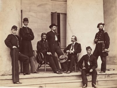 Brigadegeneral Gustavus A. DeRussy und Stab auf den Stufen des Arlington House, Arlington von Alexander Gardner