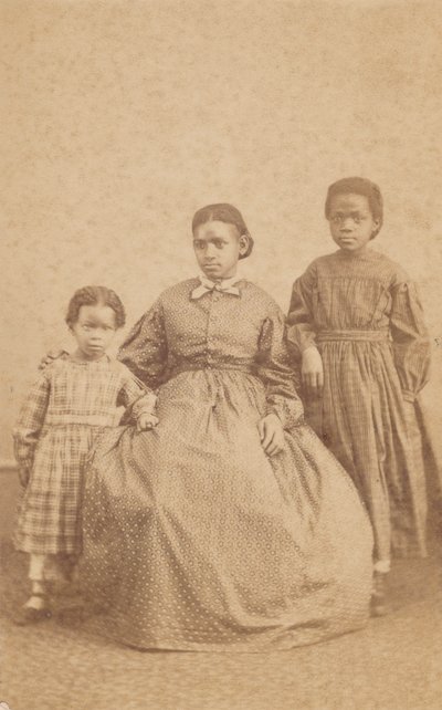 Carte-de-visite einer jungen Frau und zwei Kindern von Alexander Gardner