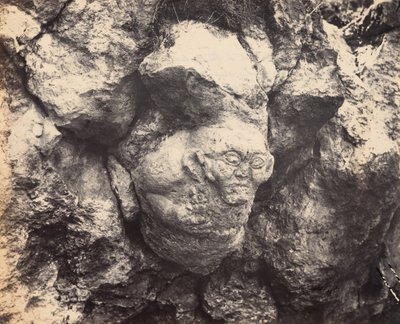 Gigantischer Kopf im Felsen nahe Smyrna am Eingang einer Höhle von Alexander Sandor Svoboda