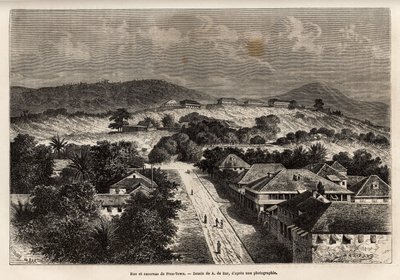 Straße und Kasernen von Freetown, Sierra Leone, Gravur nach der Zeichnung von A. de Bar, zur Illustration der Reise an die Küste Afrikas, 1868, von Vizeadmiral Fleuriot de Langles, veröffentlicht in Le tour du monde 1873, herausgegeben von Edouard Charton, von Alexandre de (after) Bar