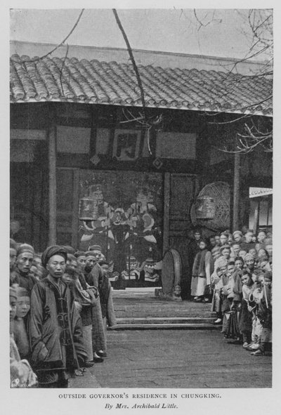 Vor der Residenz des Gouverneurs in Chungking von Alicia Little