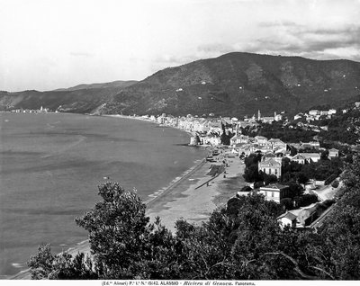 Panoramablick auf die Stadt Alassio, Provinz Savona, ca. 1915-20 von Fratelli Alinari