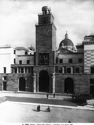 Piazza della Vittoria mit Mussolini-Turm, Brescia von Fratelli Alinari