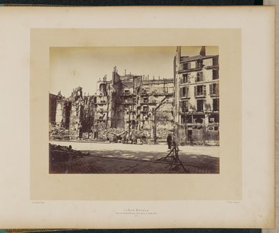 Die Rue Royale (Ecke Faubourg Saint-Honoré) am 24. Mai 1871 in Brand gesetzt von Alphonse J. Liébert