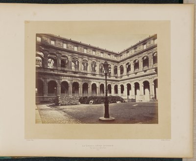 Der niedergebrannte Staatsrat. Innenansicht des Hofes. von Alphonse J. Liébert