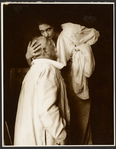 [Alphonse Mucha im Kostüm mit Tochter Jaroslava als Modell für das Plakat "De Forest Phonofilm", der erste "Tonfilm" im Bio Adria Kino (Prag), Zbiroh, Böhmen] von Alphonse Maria Mucha
