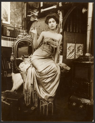 Weibliches Modell mit Lorbeerzweig, Paris von Alphonse Maria Mucha