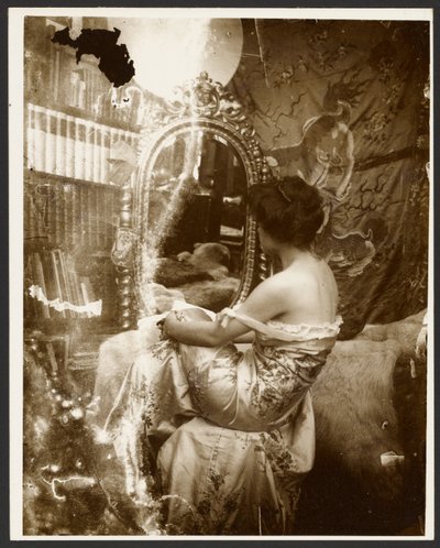 Weibliches Modell vor einem Spiegel, Paris von Alphonse Maria Mucha